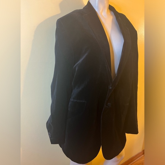 FAVOURBROOK LONDON Make An Offer Velvet Blazer. The velvet is amazingly thick. - Picture 3 of 7